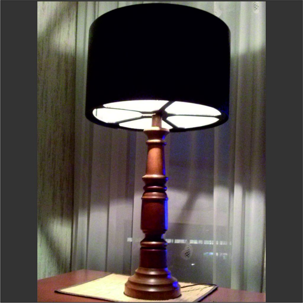 lampa -stołowa- na - drewnianej- toczonej-podstawie